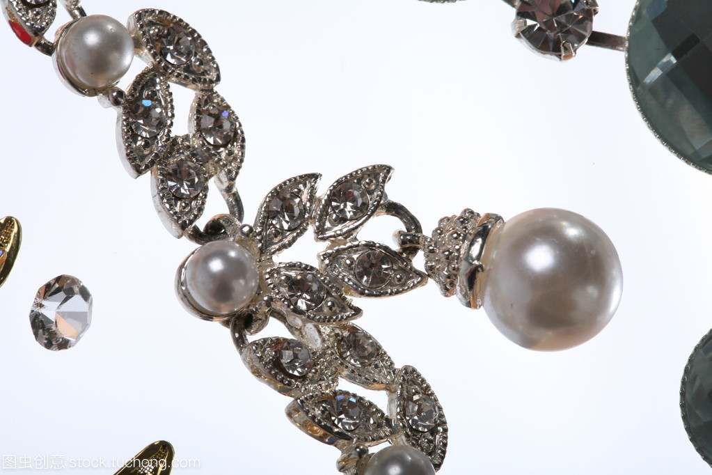 彩色寶石與珠寶首飾在智能家用電器時(shí)代的交融與創(chuàng)新